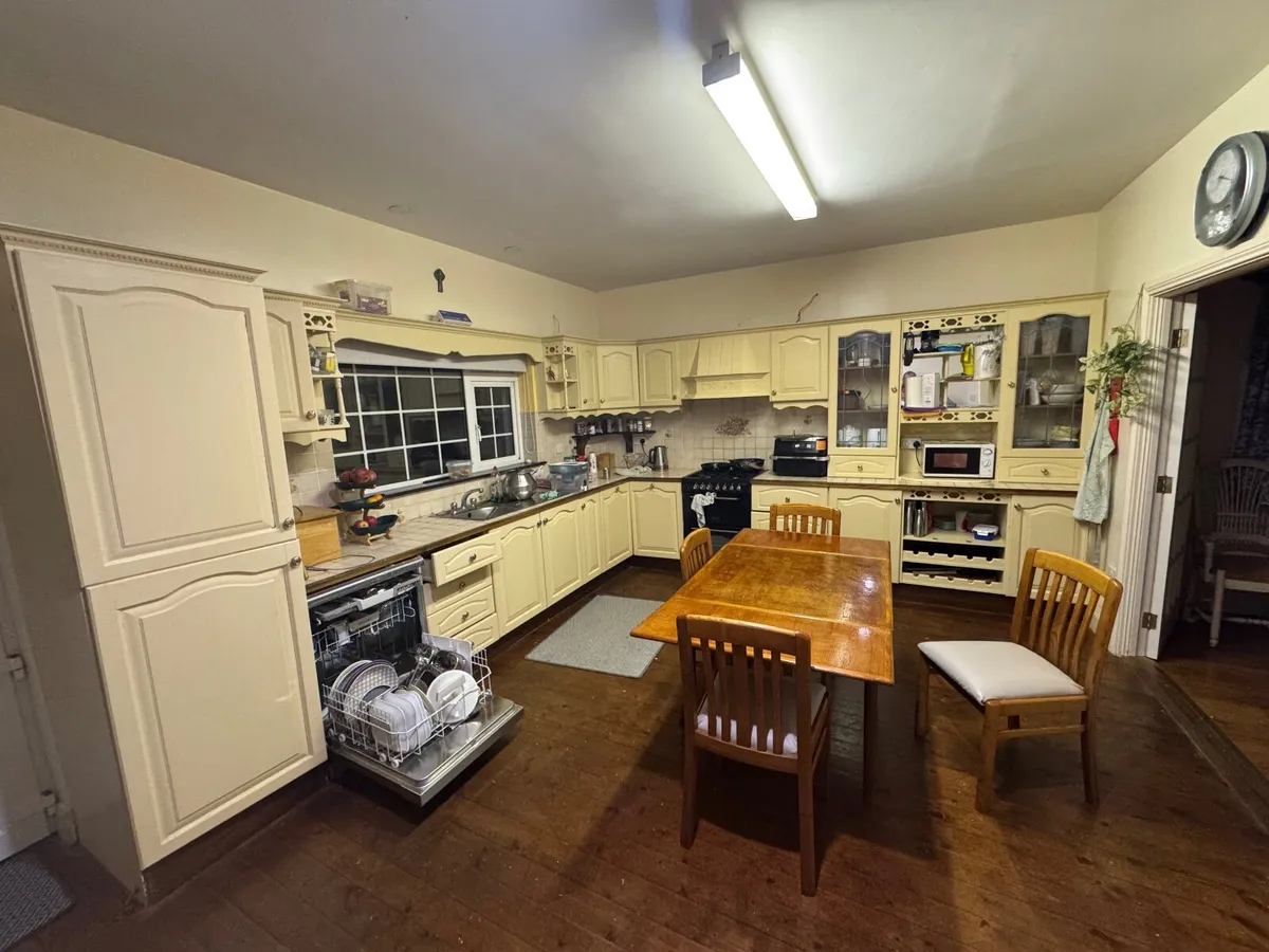 kitchen cabinet - Image 1