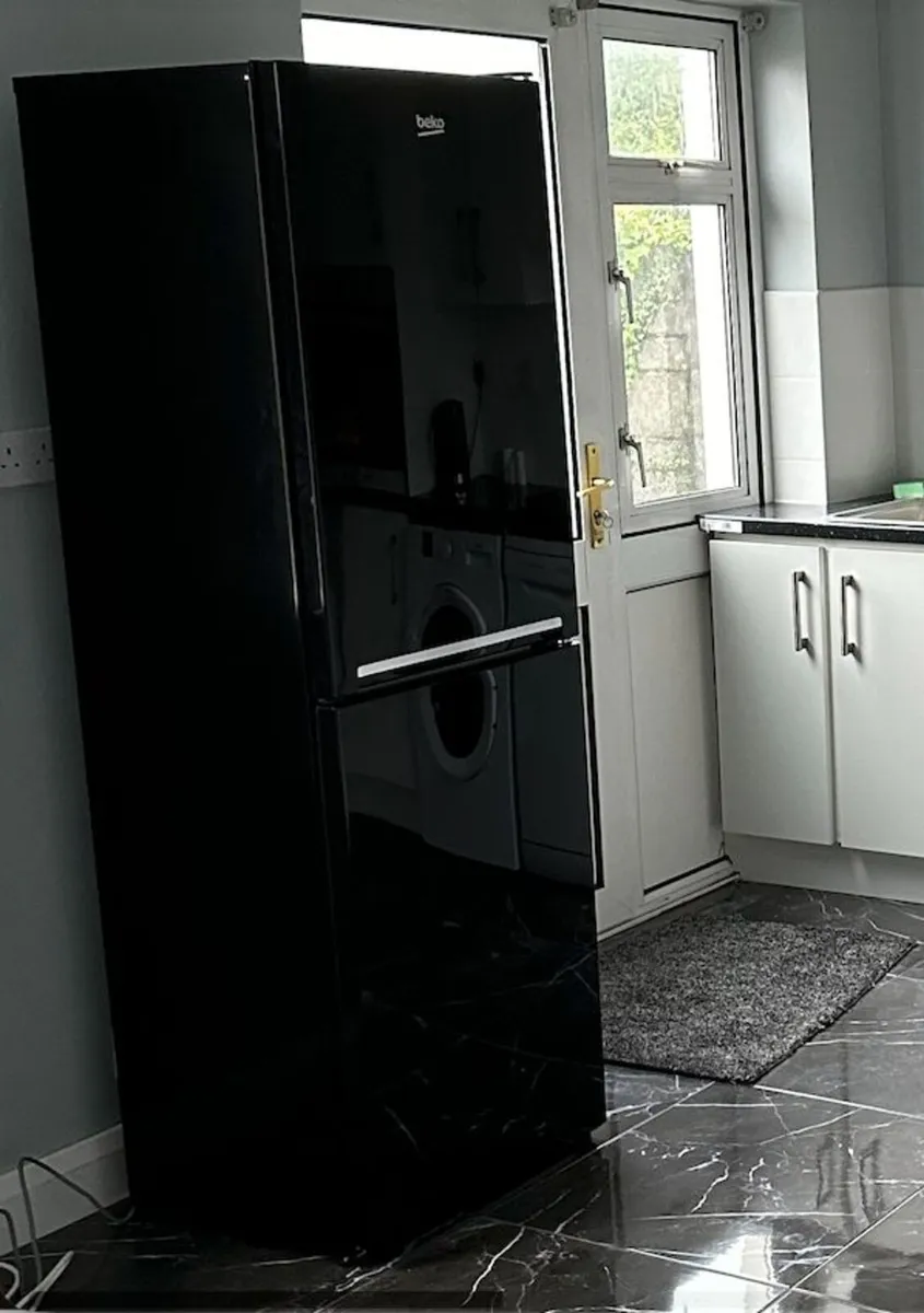 Beko CSG3582B Fridge Freezer - Image 1