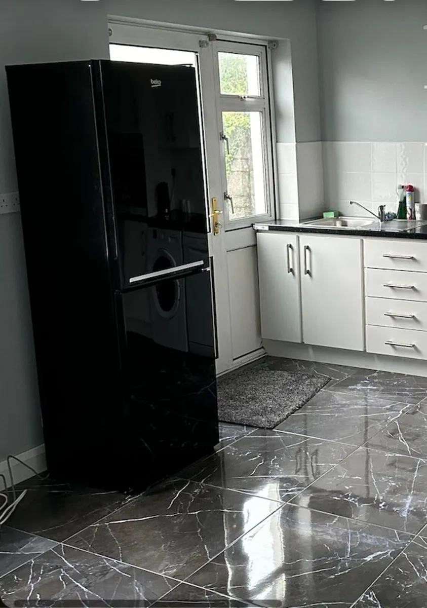 Beko CSG3582B Fridge Freezer - Image 2