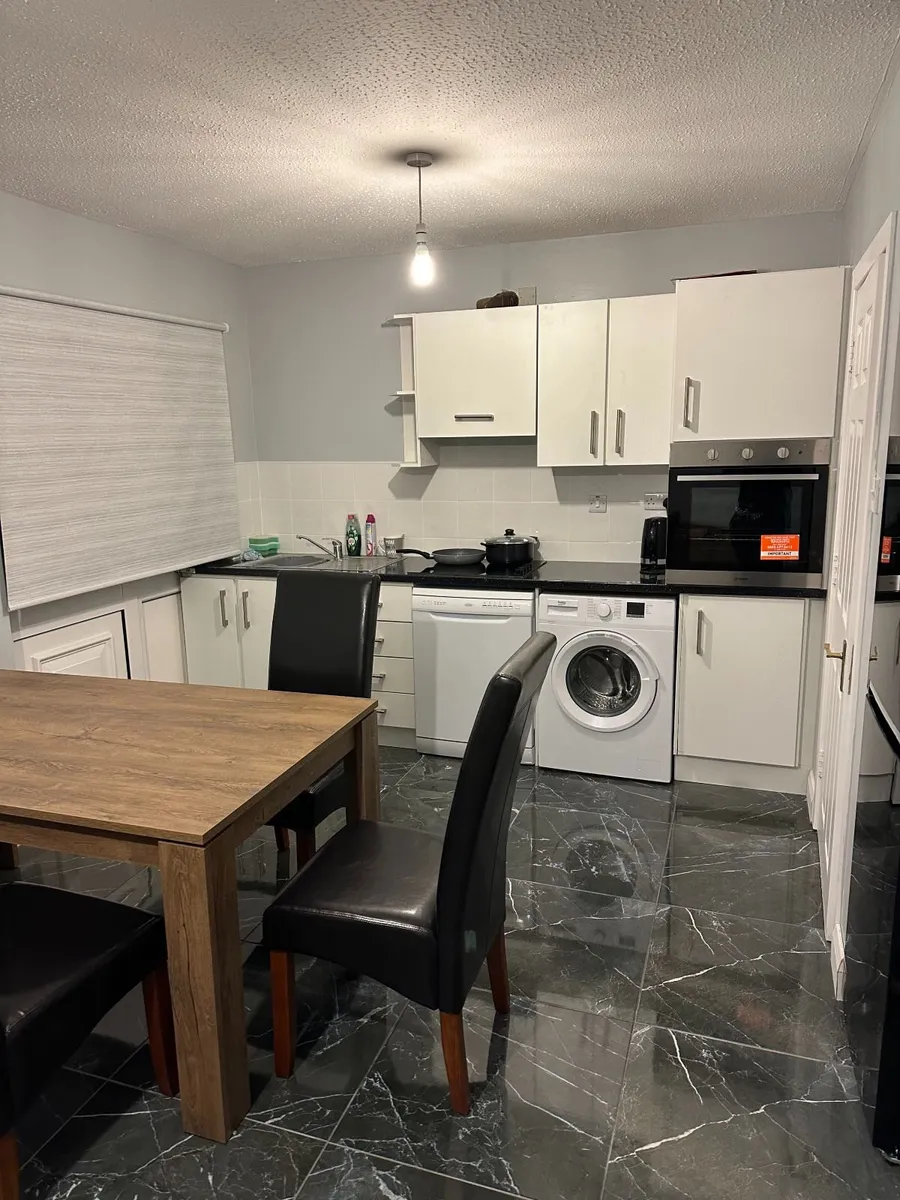 Dining Table and 4 Chairs Set Excellent Condition - Image 4