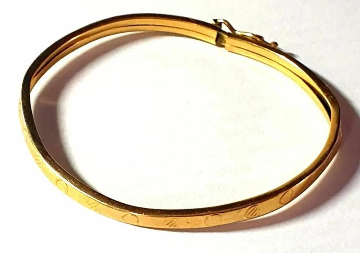 Vintage 9ct Gold Childs Patterned Bangle - Image 4