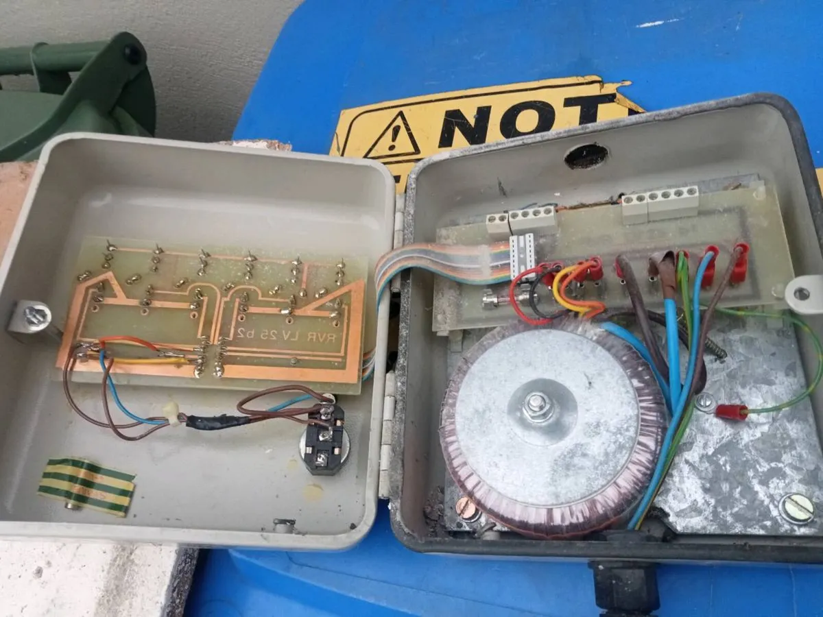 Two old electric switch boxes - Image 4