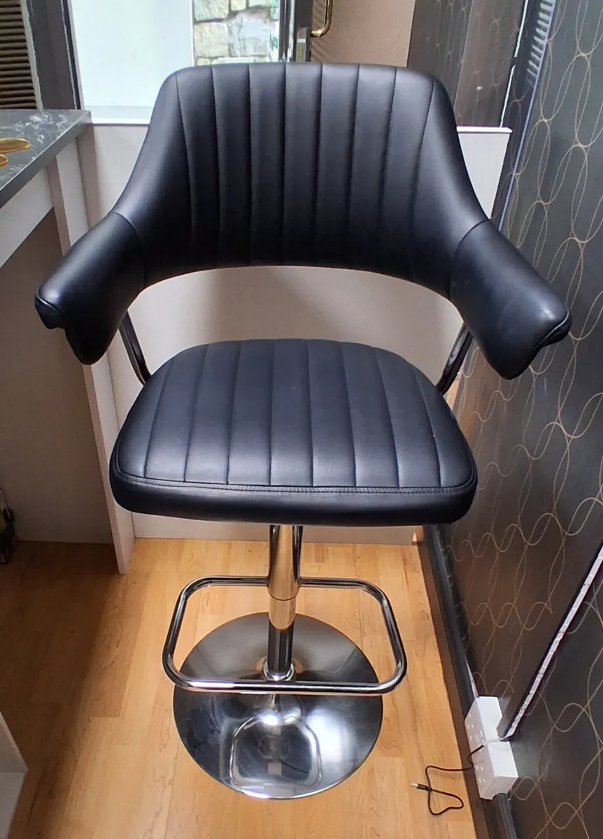 Sofa,smart tv Samsung,bar stool - Image 2