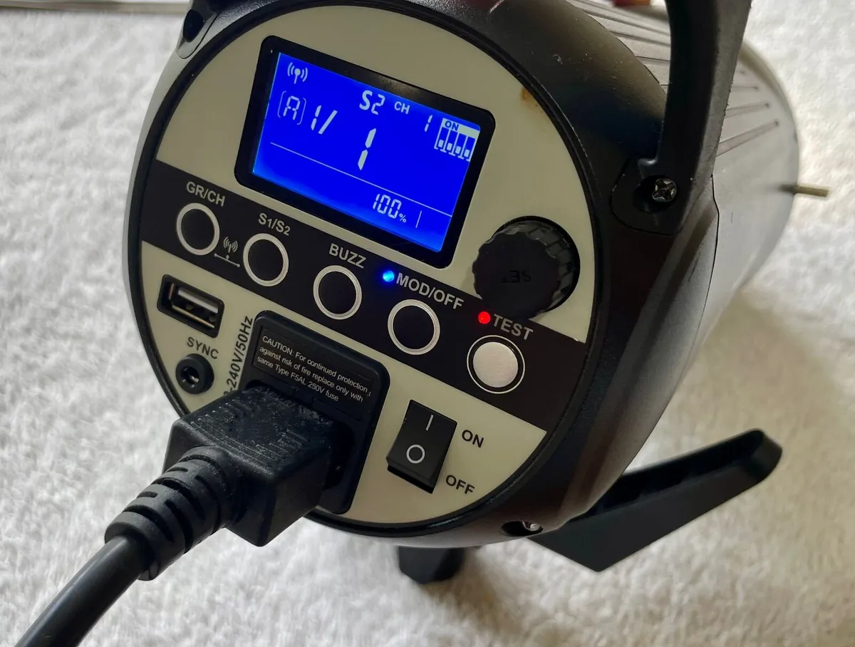 Godox sk400ii flash strobe light with the bracket - Image 3