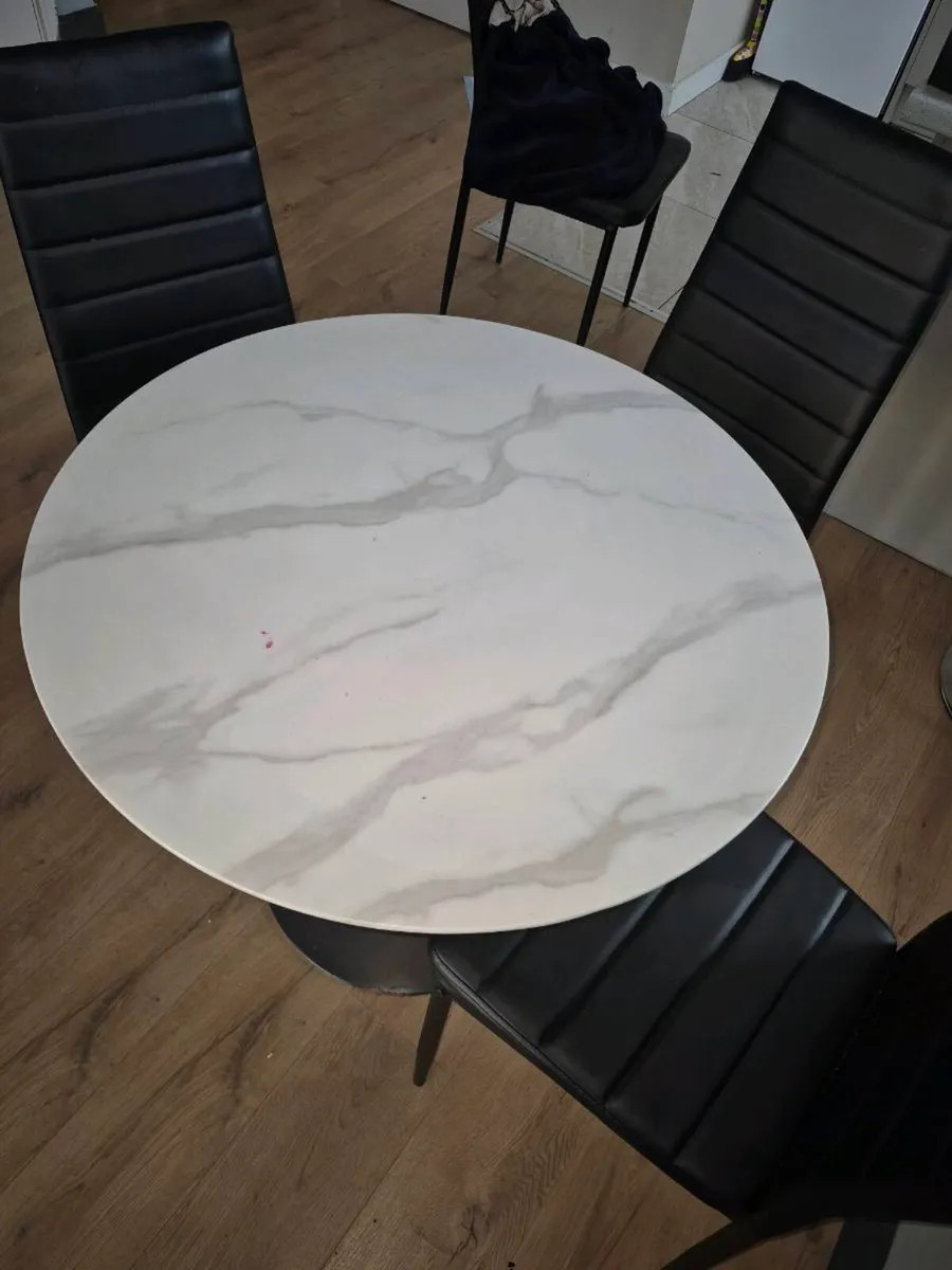 Table and 3 chairs - Image 1