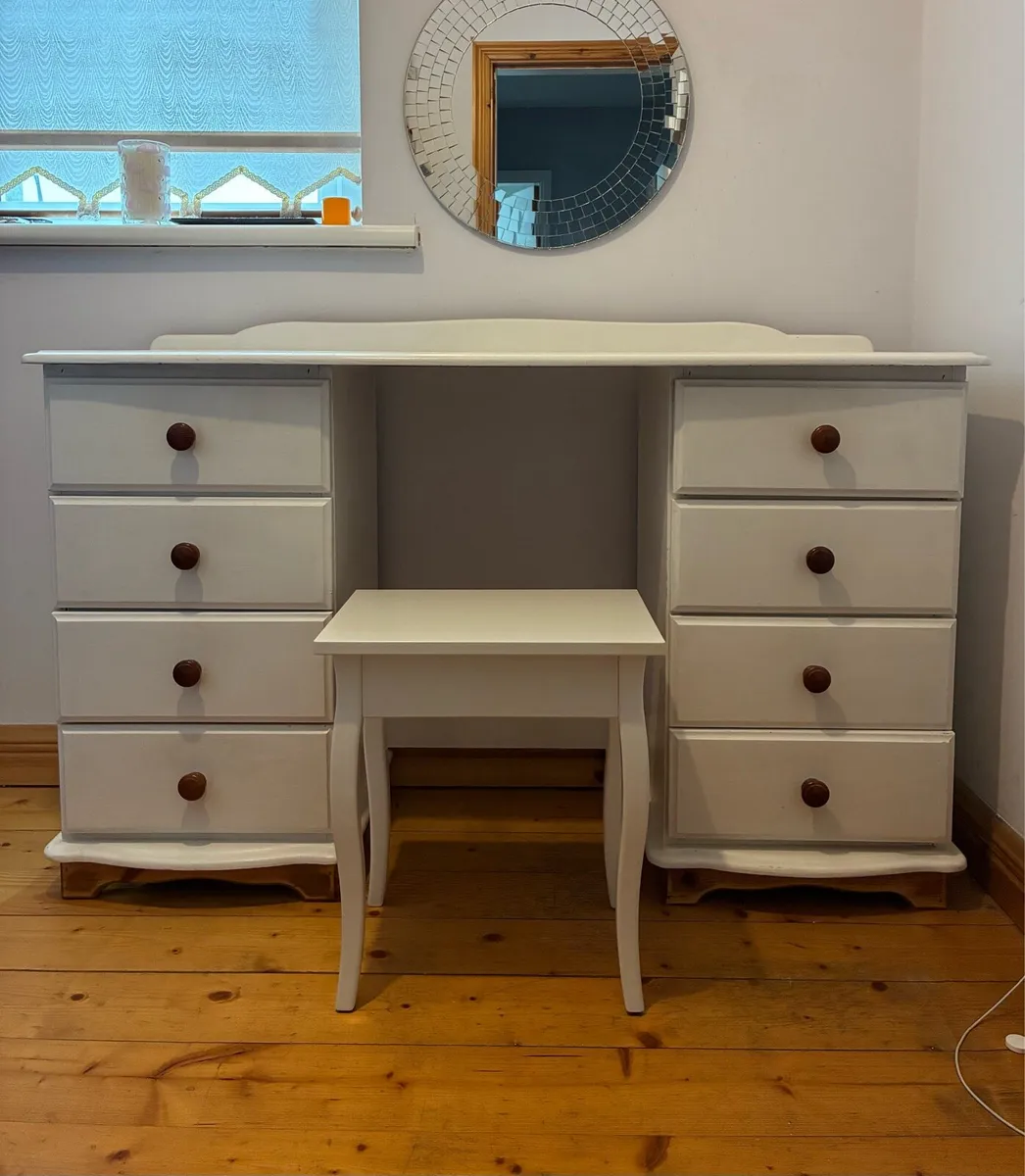 Make up table - Image 1