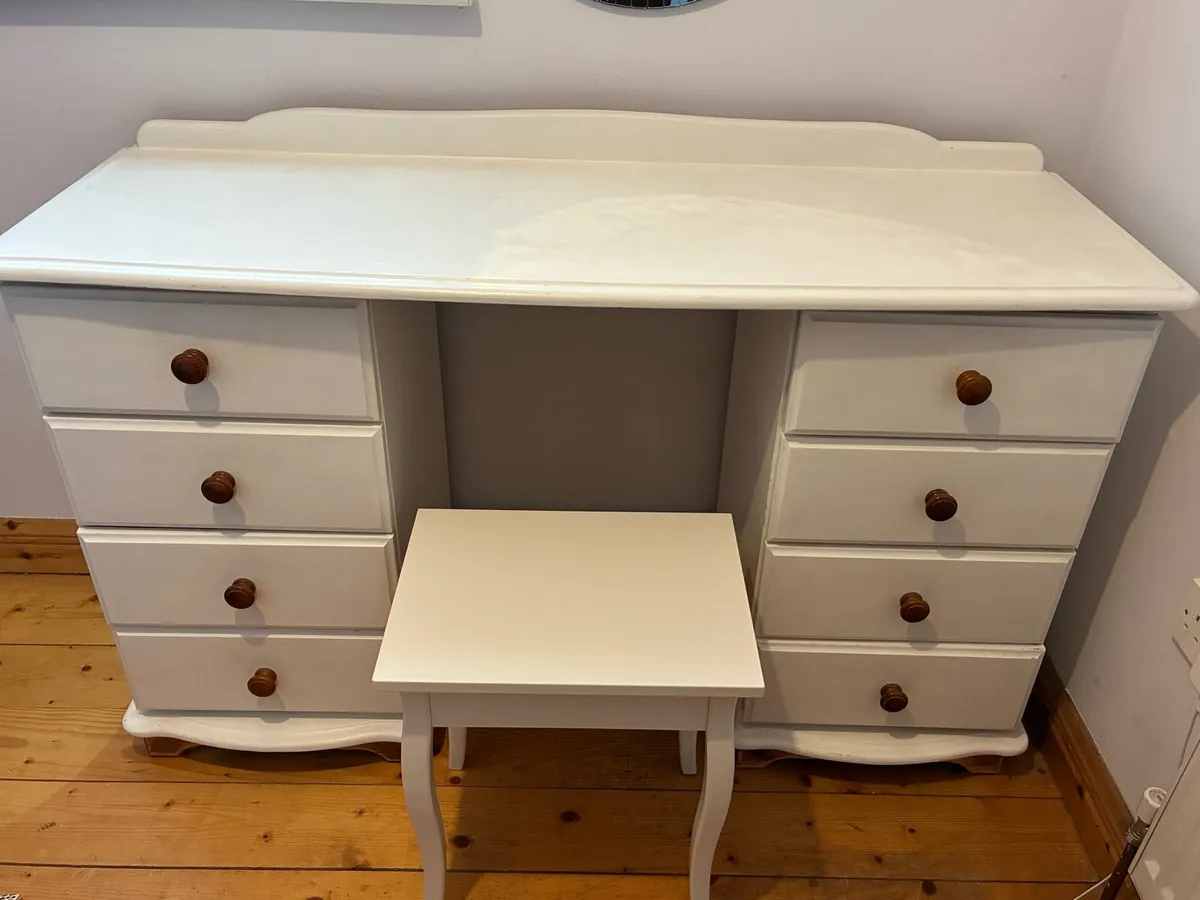 Make up table - Image 2