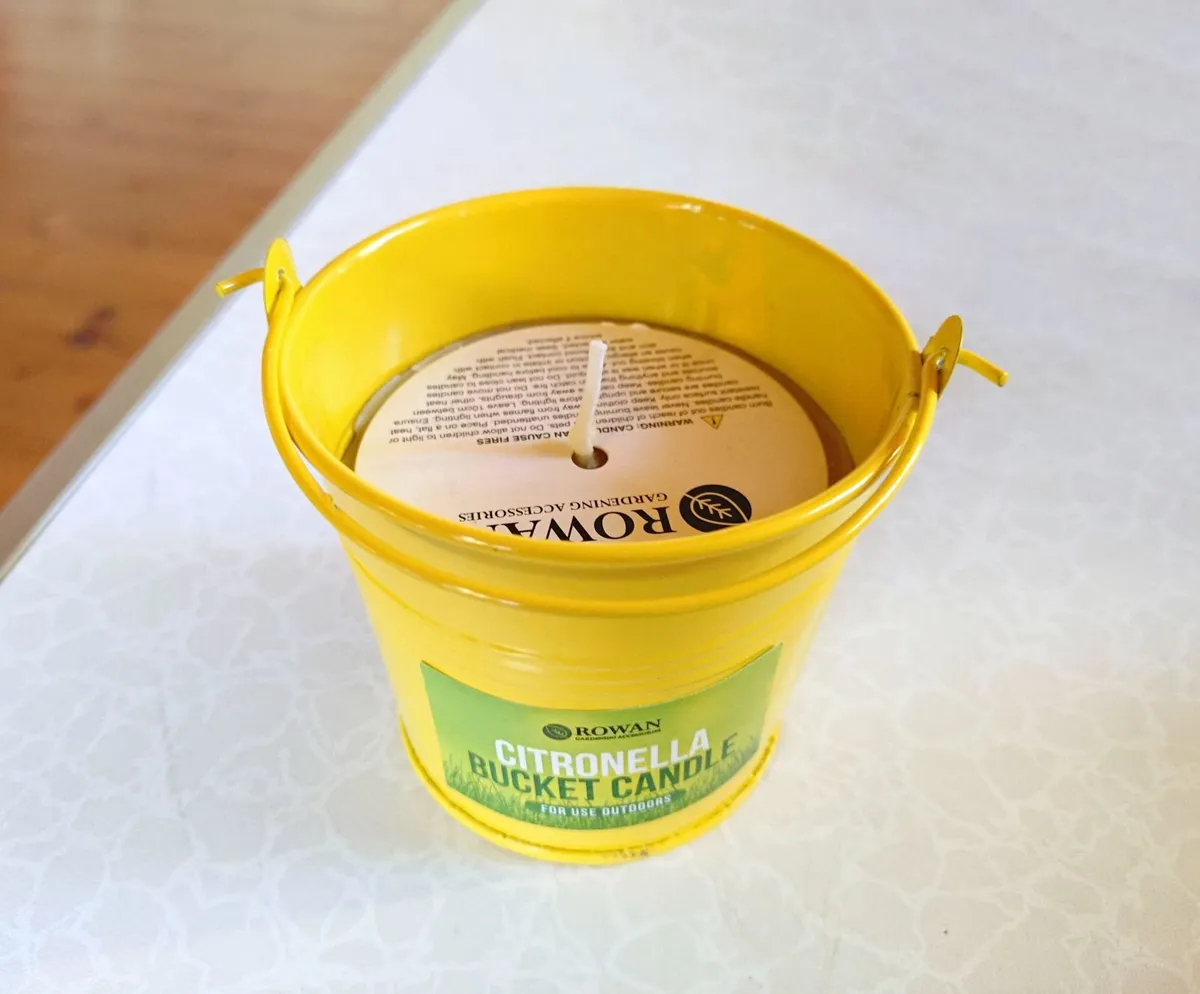 SMALL CANDLE IN YELLOW TIN BUCKET (NEW). - Image 1