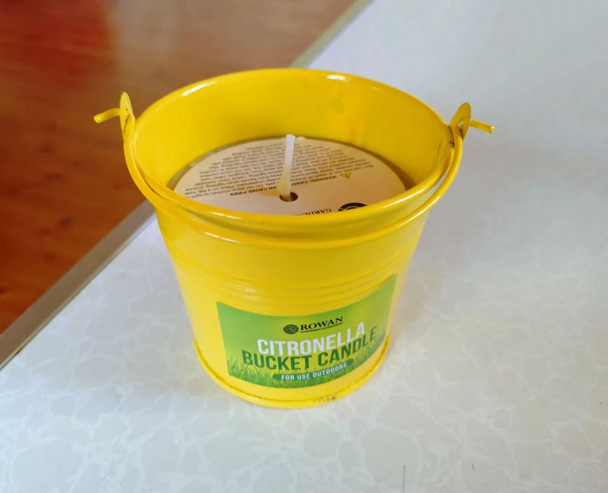 SMALL CANDLE IN YELLOW TIN BUCKET (NEW). - Image 2