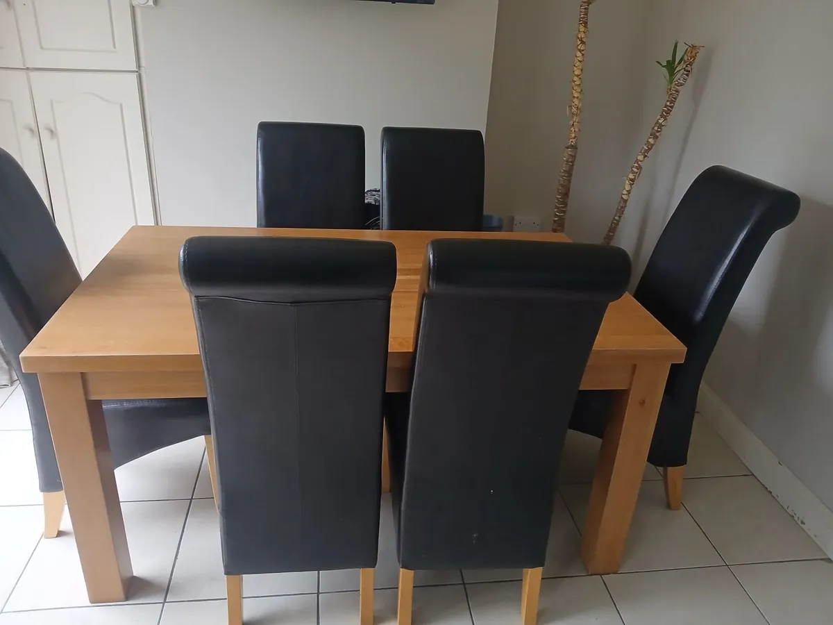Kitchen table and chairs - Image 1