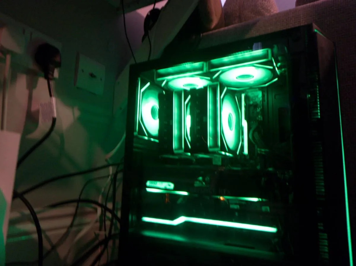 Full Pc 2x Monitors 22"Full- HD
Keyboard Mouse All - Image 3