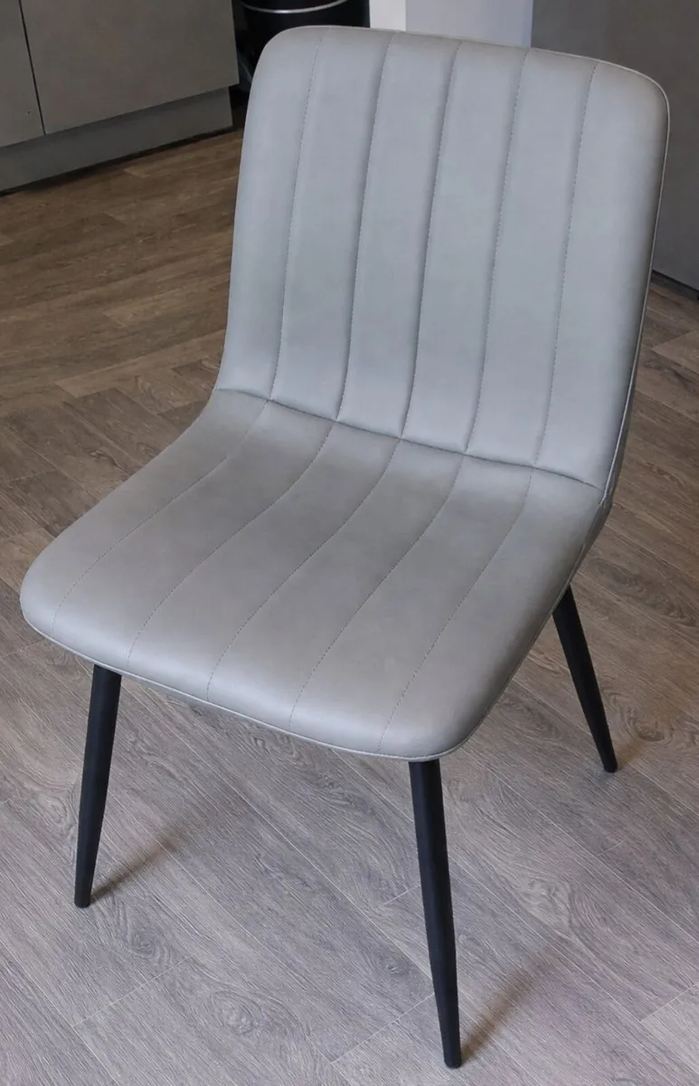 Dining table and 6 Chairs - Image 3