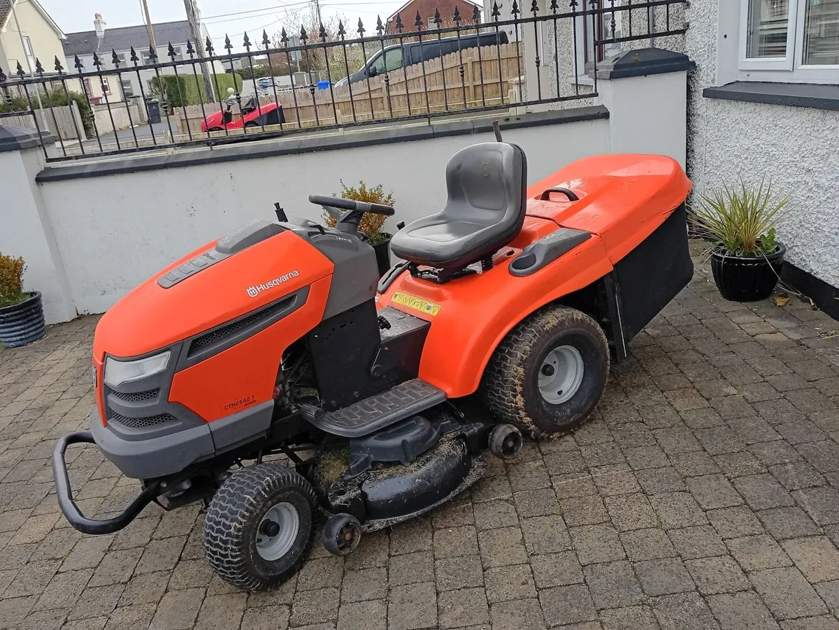 Husqvarna ride on lawnmower - Image 2