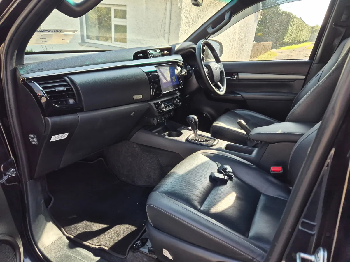 Toyota Hilux 2025 - Image 4