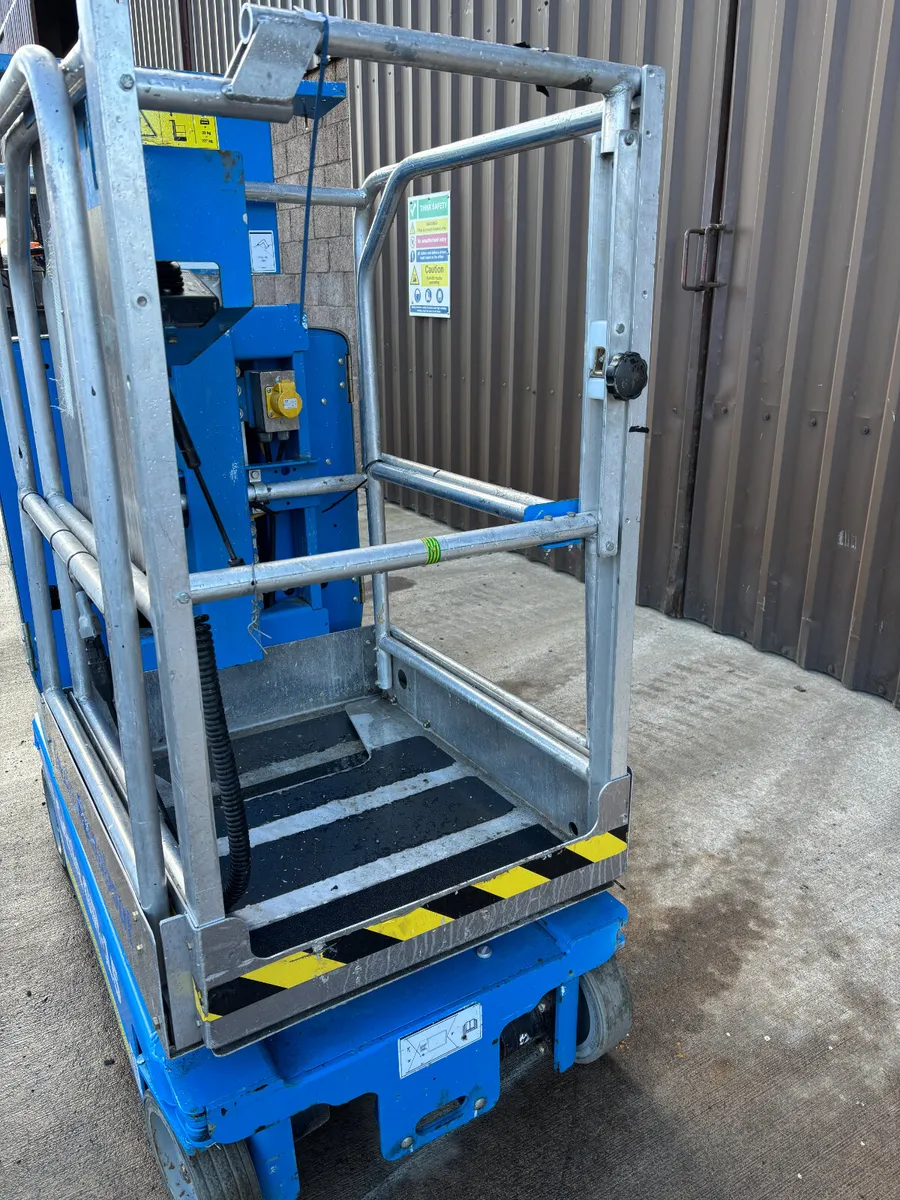 2018 Genie GR-15 Runabout Personnel Lift - Image 2