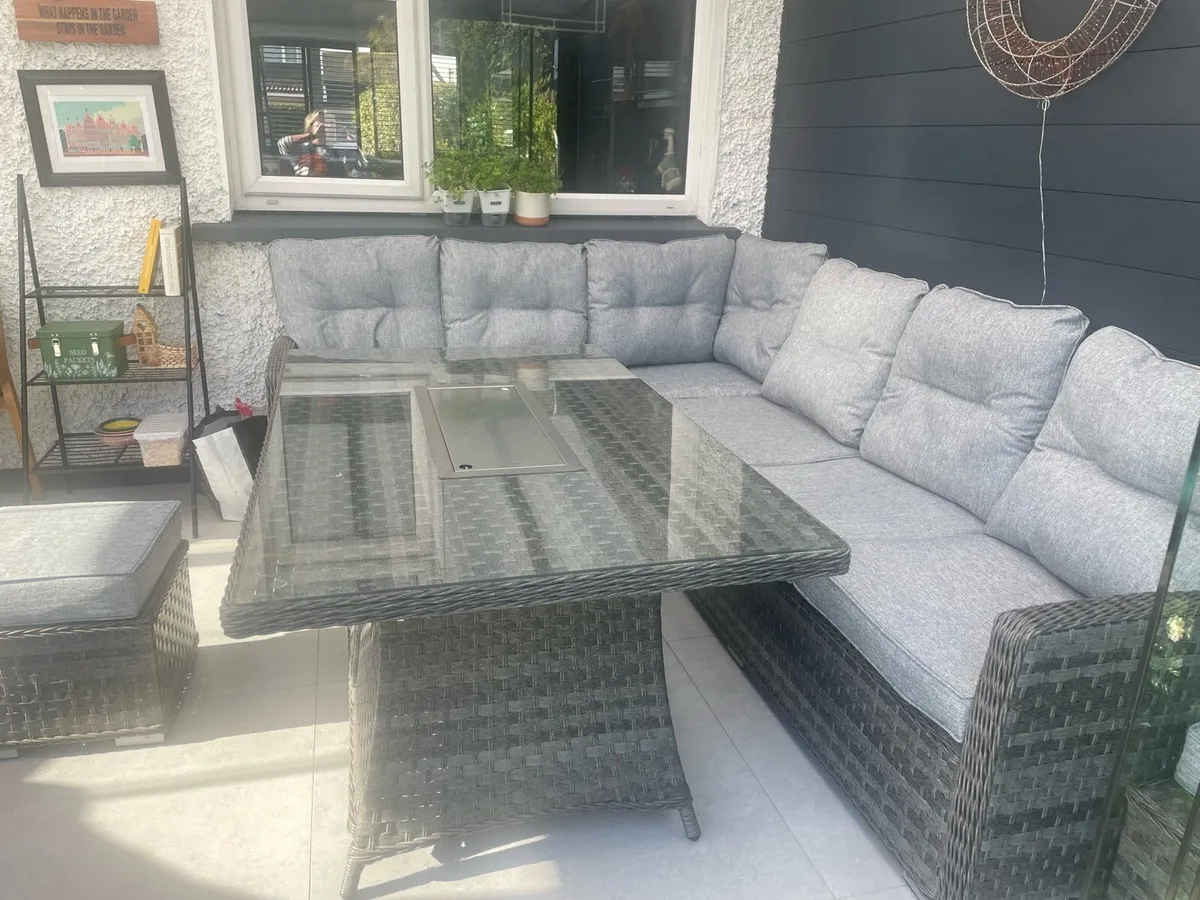 Garden table and seating - Image 4