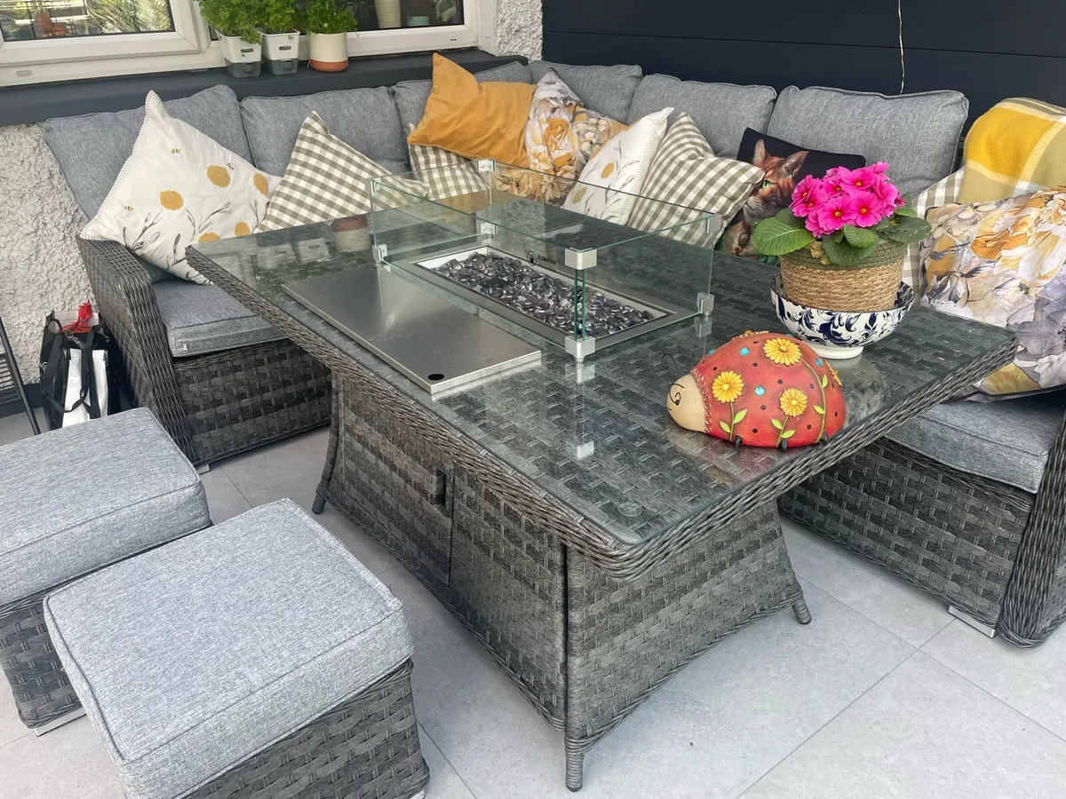 Garden table and seating - Image 1