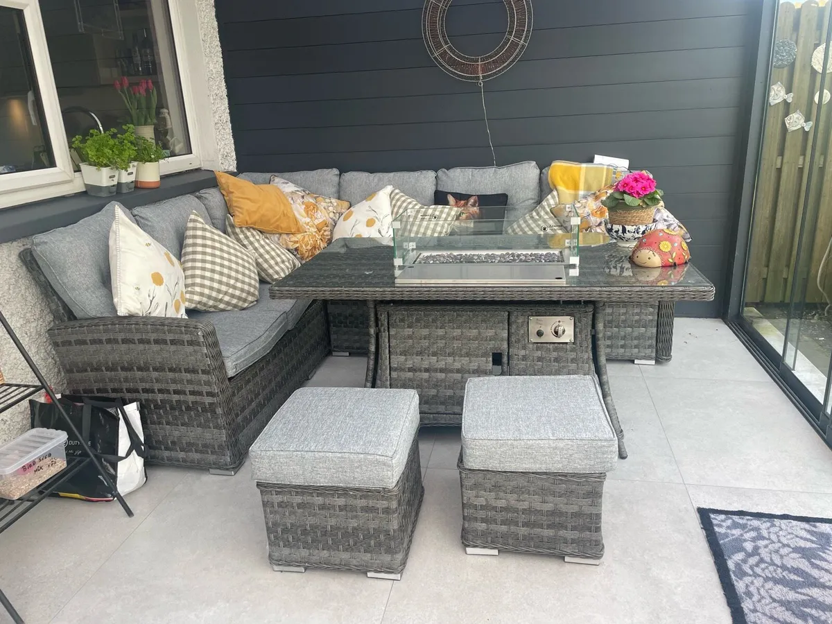 Garden table and seating - Image 3