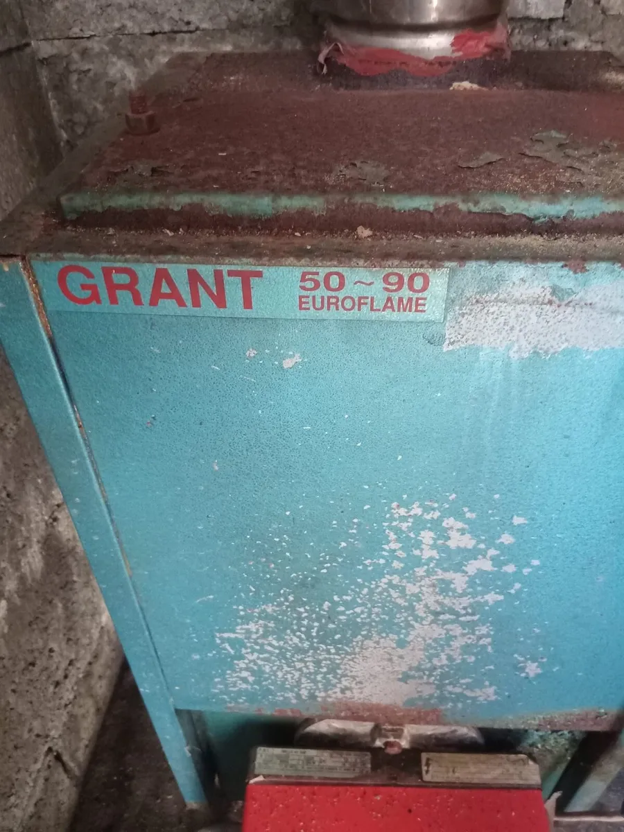 Oil burner and oil tank - Image 1