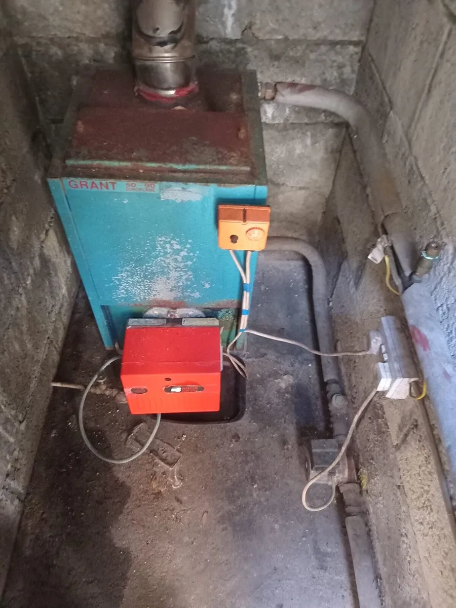 Oil burner and oil tank - Image 3