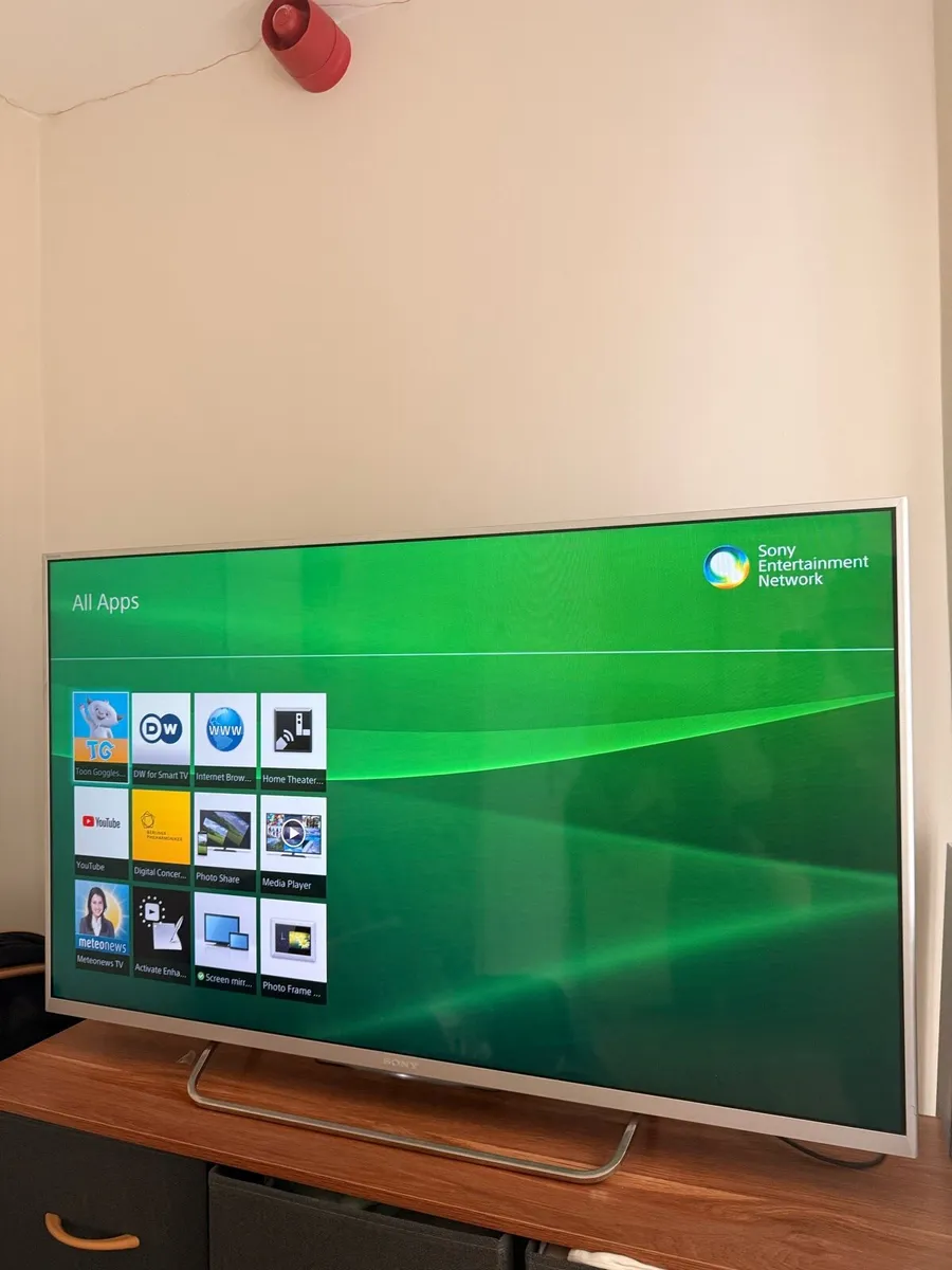 Sony 42 inch LED TV with wall mount and remote - Image 1