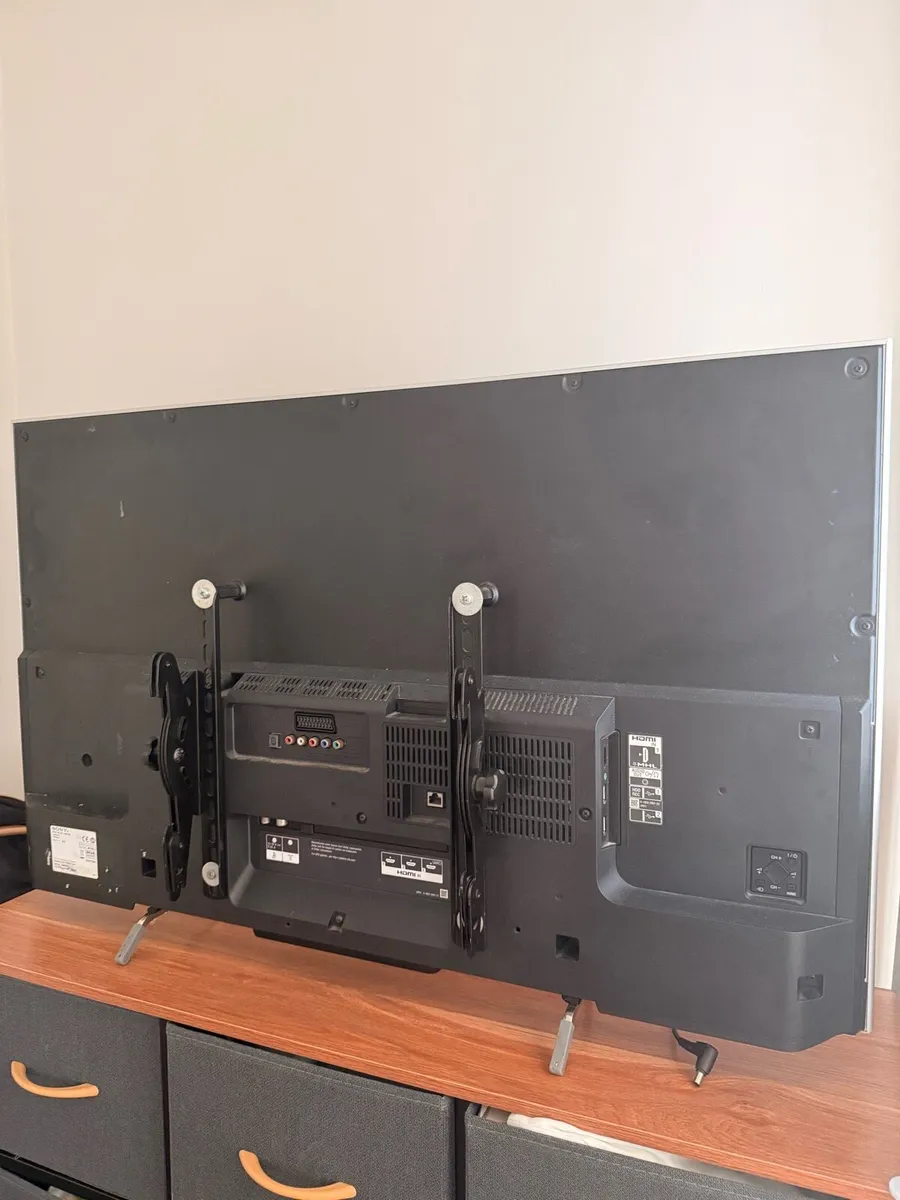 Sony 42 inch LED TV with wall mount and remote - Image 3