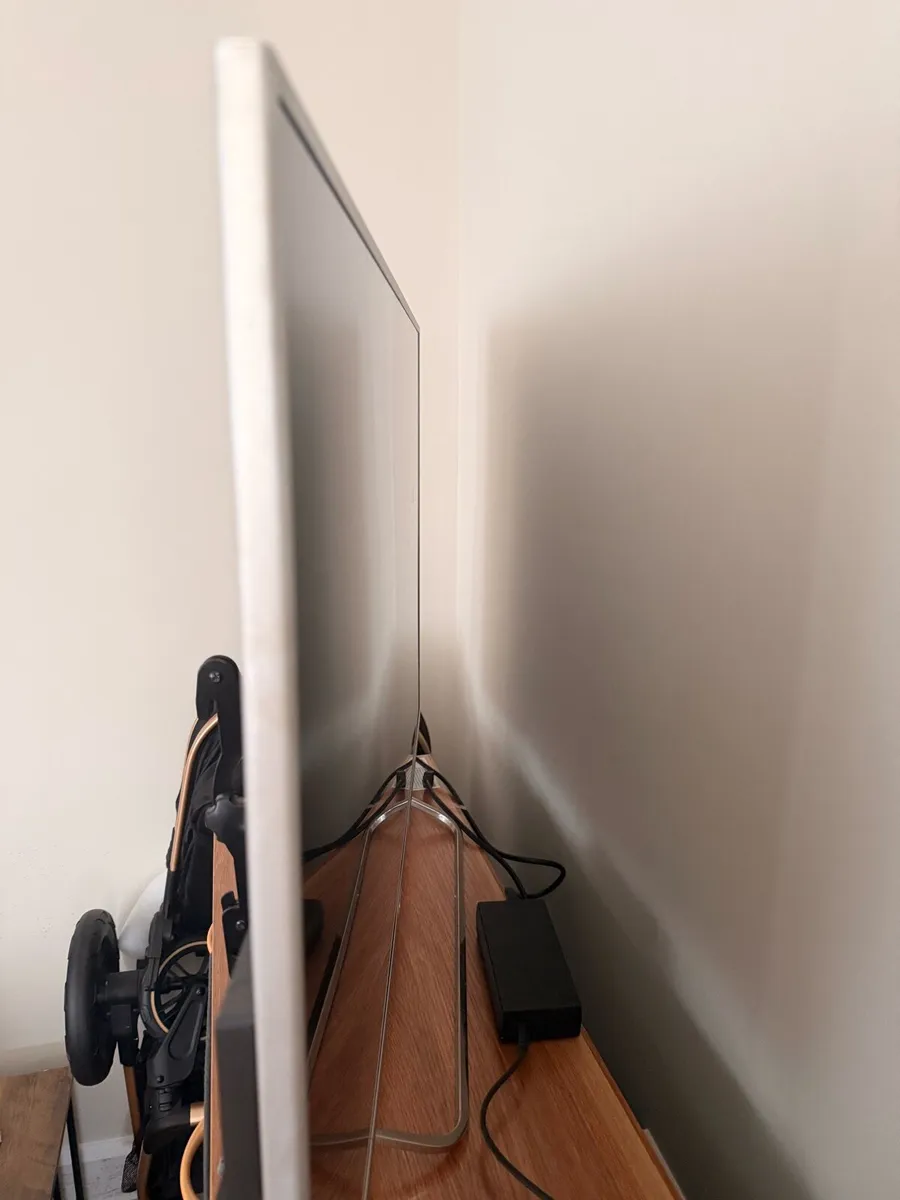 Sony 42 inch LED TV with wall mount and remote - Image 4