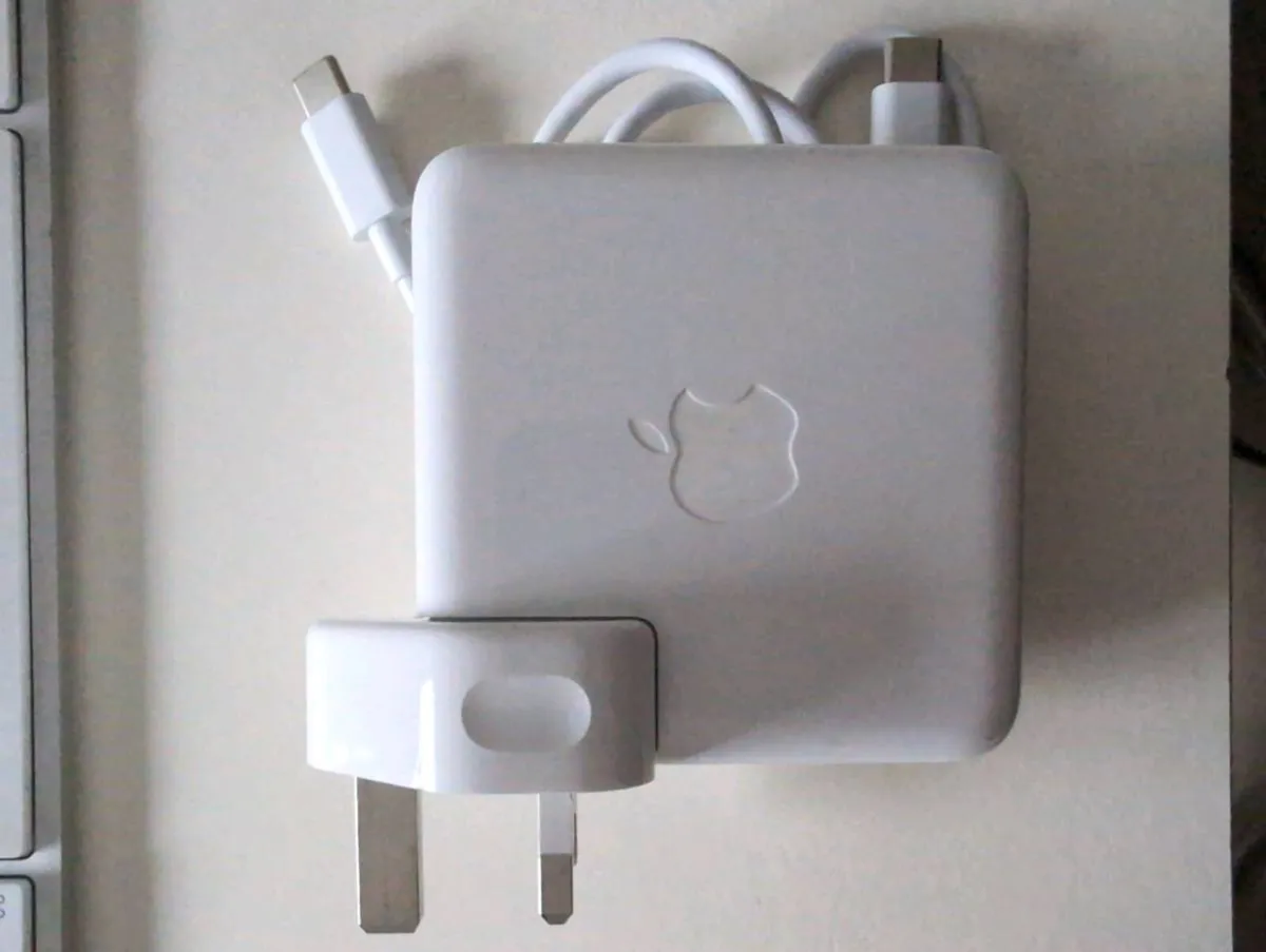 Apple MacBook Charger 61W - Image 1