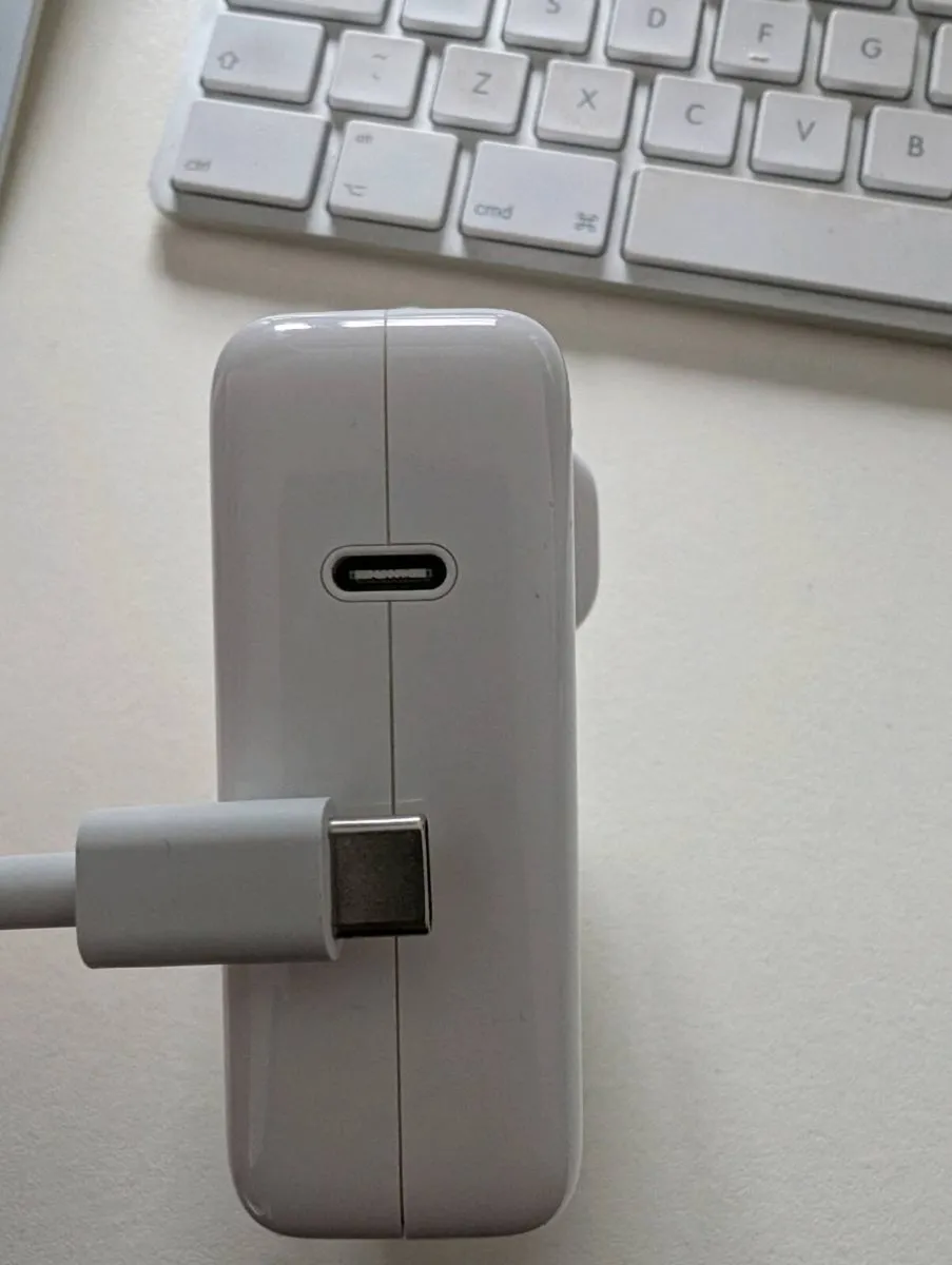 Apple MacBook Charger 61W - Image 2