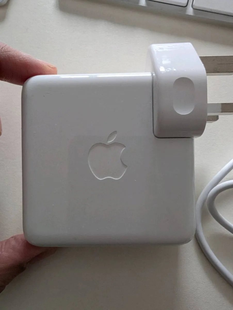 Apple MacBook Charger 61W - Image 3