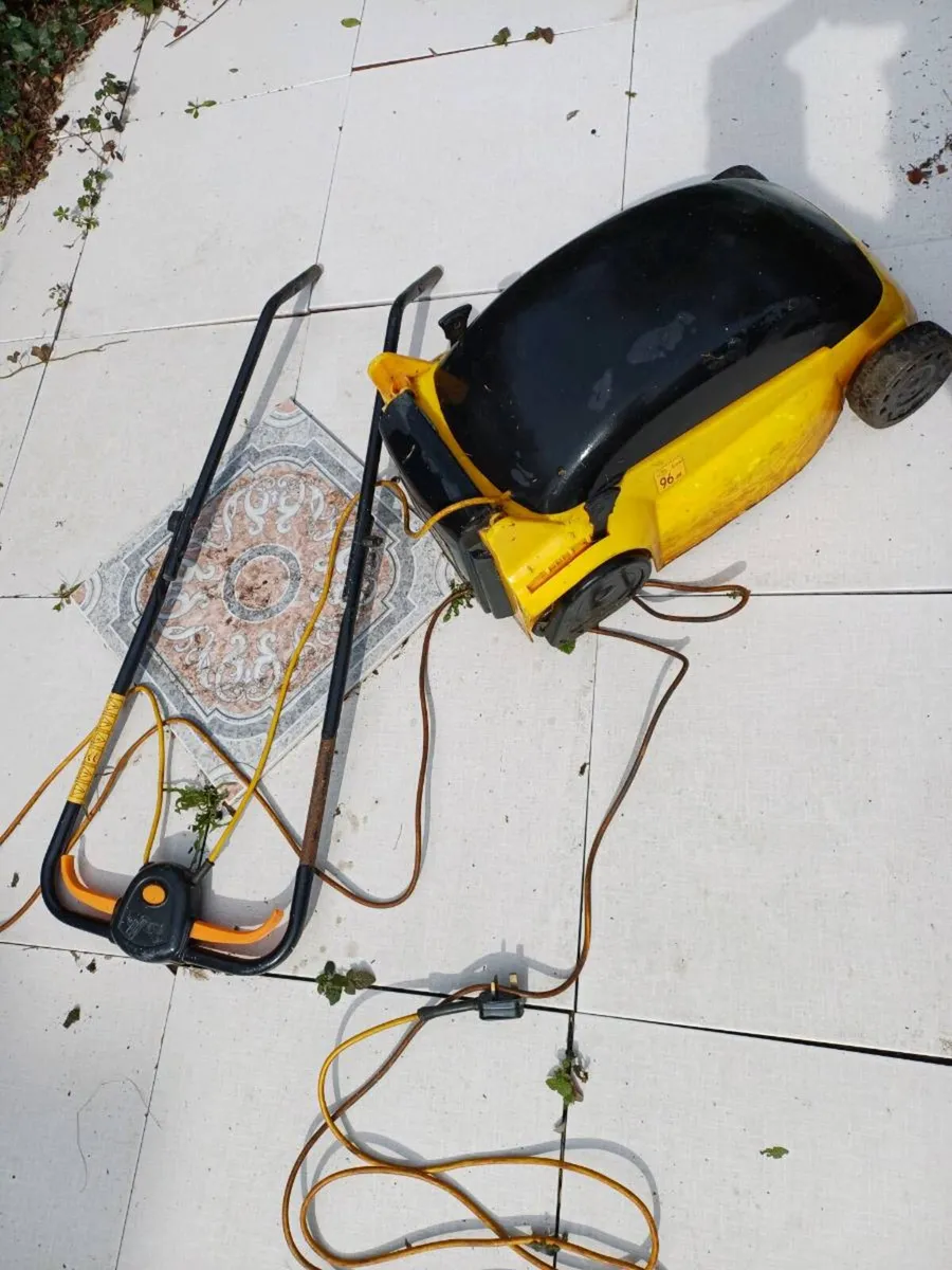 Lawn Mower JCB 1000w lawnmower - Image 1