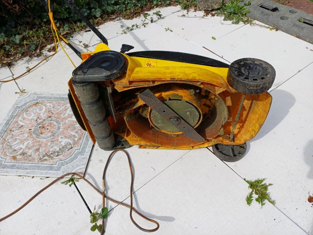 Lawn Mower JCB 1000w lawnmower - Image 4