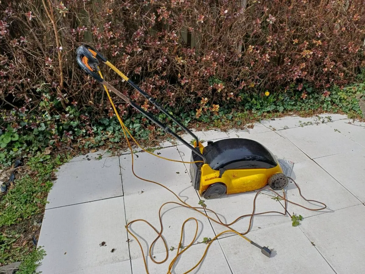 Lawn Mower JCB 1000w lawnmower - Image 2