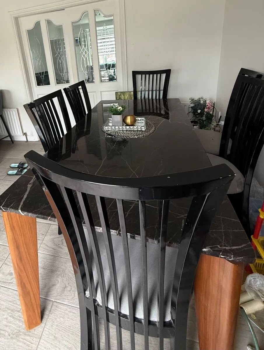 Dining table with 6 chairs - Image 1