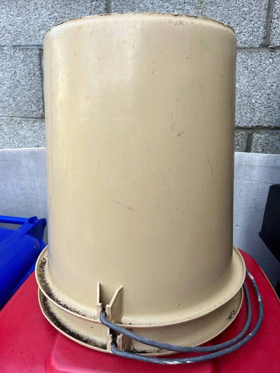 Two buckets - Image 1