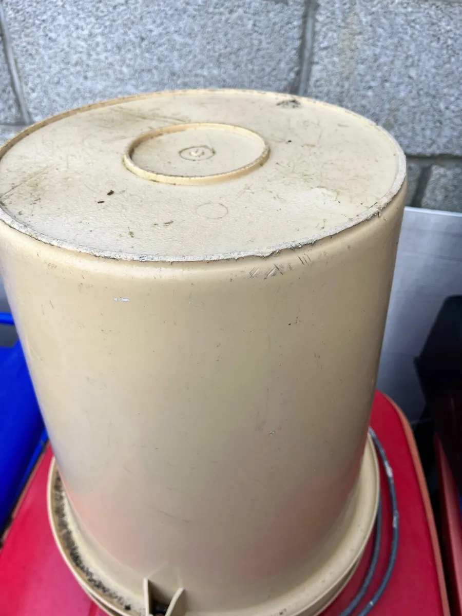 Two buckets - Image 3