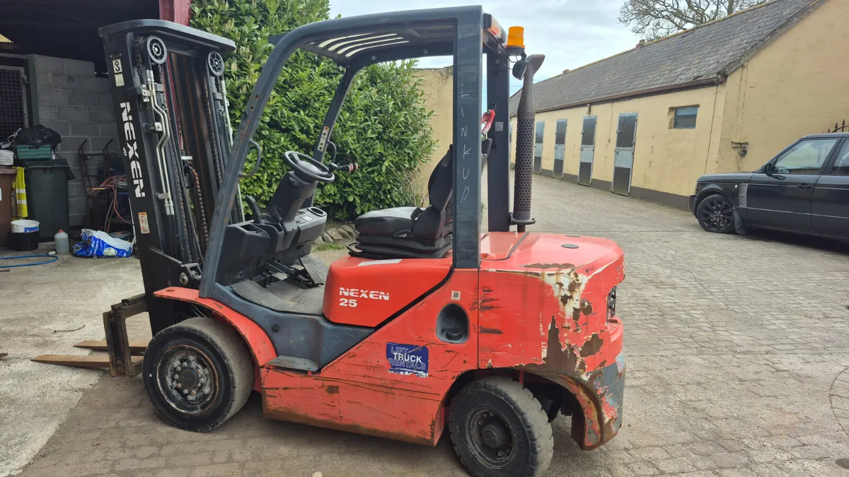 2.5 ton forklift - Image 2