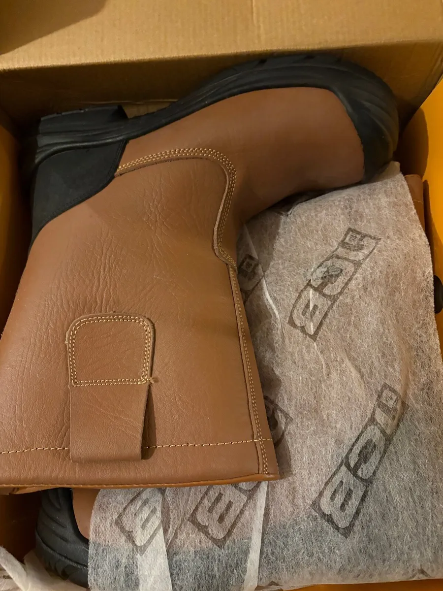 JCB Leather rigger boots size 8 Euro 42 - Image 2