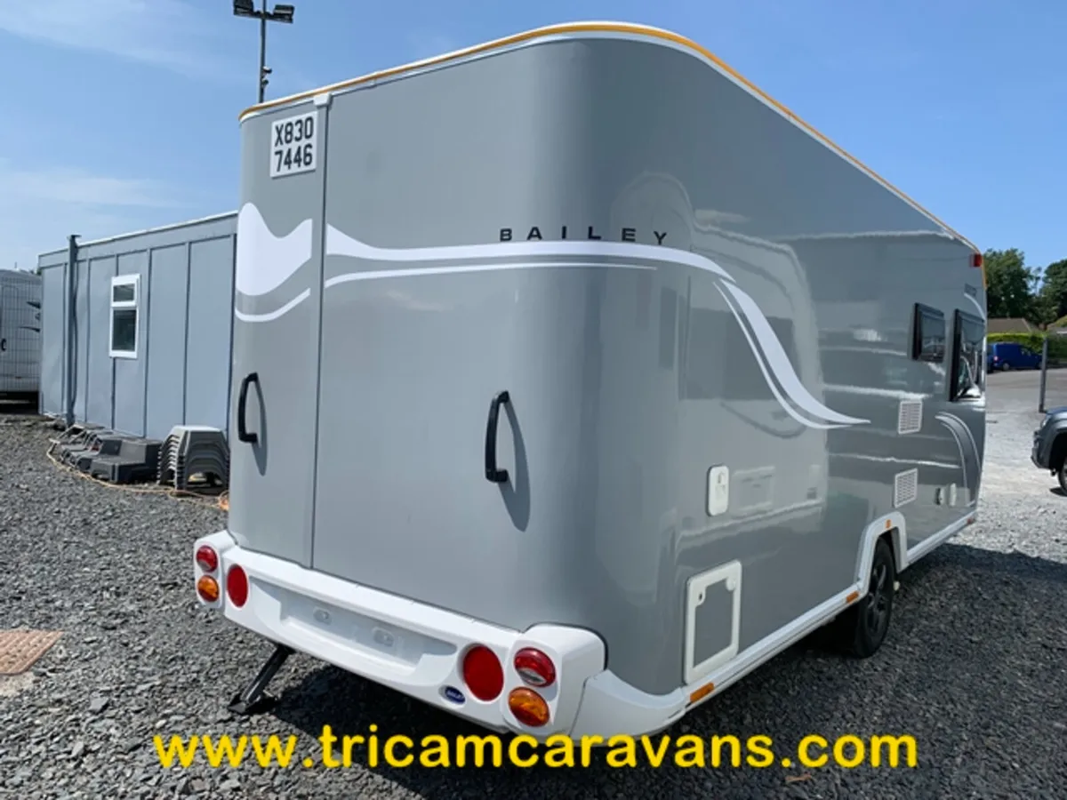 2022 Bailey Discovery D4-4 1 Owner Fixed Bed - Image 2