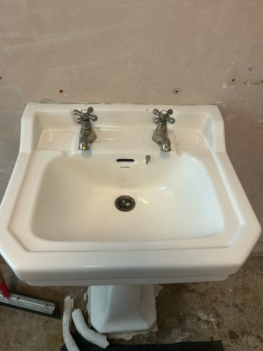Close coupled toilet and hand wash basin - Image 1