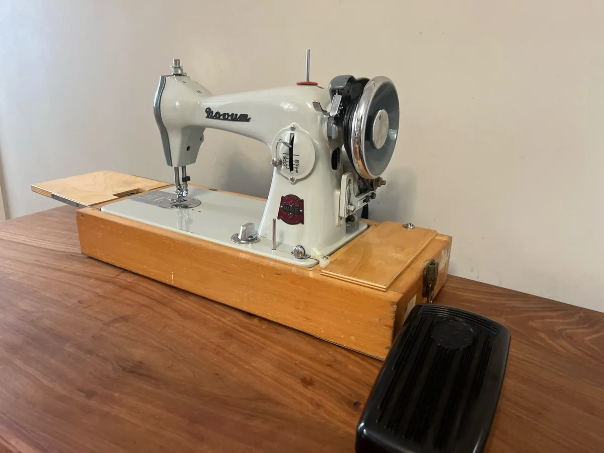 Novum sewing machine - Image 4