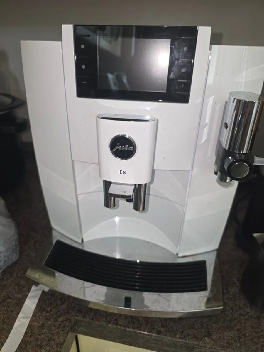 Jura E8 super automatic - Image 1