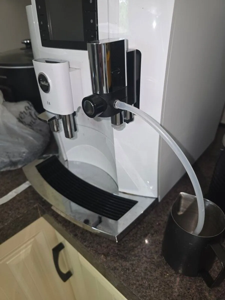 Jura E8 super automatic - Image 2