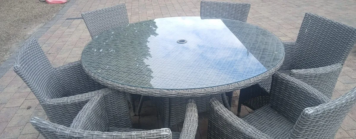 Rattan Table and chairs - Image 2