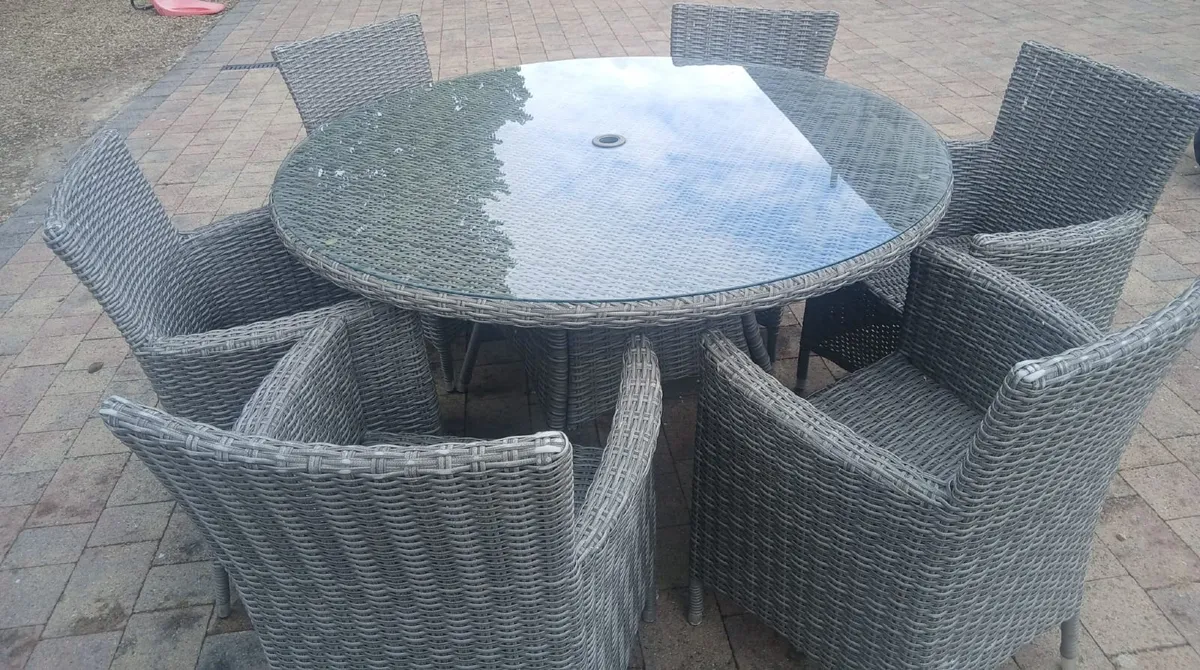 Rattan Table and chairs - Image 4