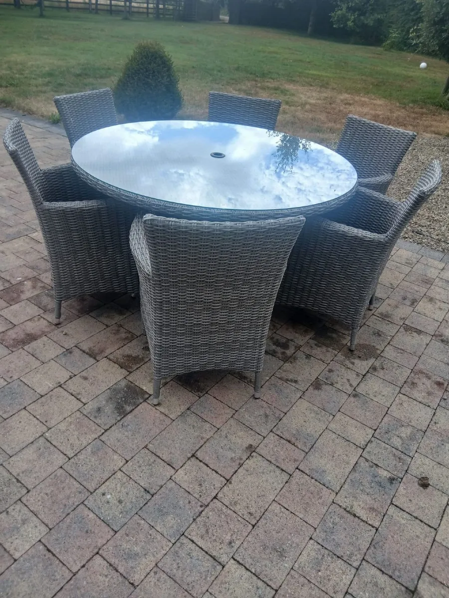 Rattan Table and chairs - Image 3