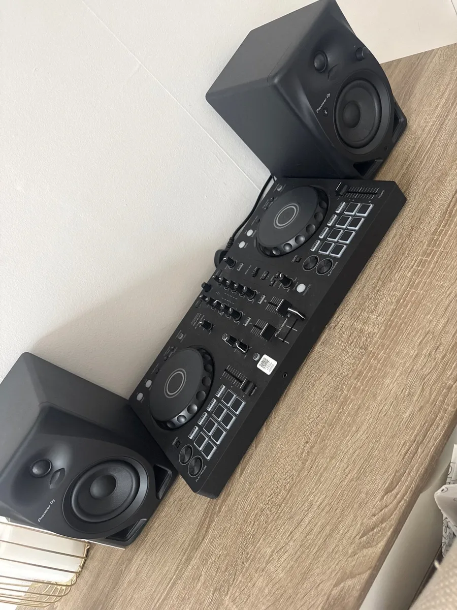 Pioneer DJ DDJ-FLX4, Pioneer Headphones & Speaker - Image 1