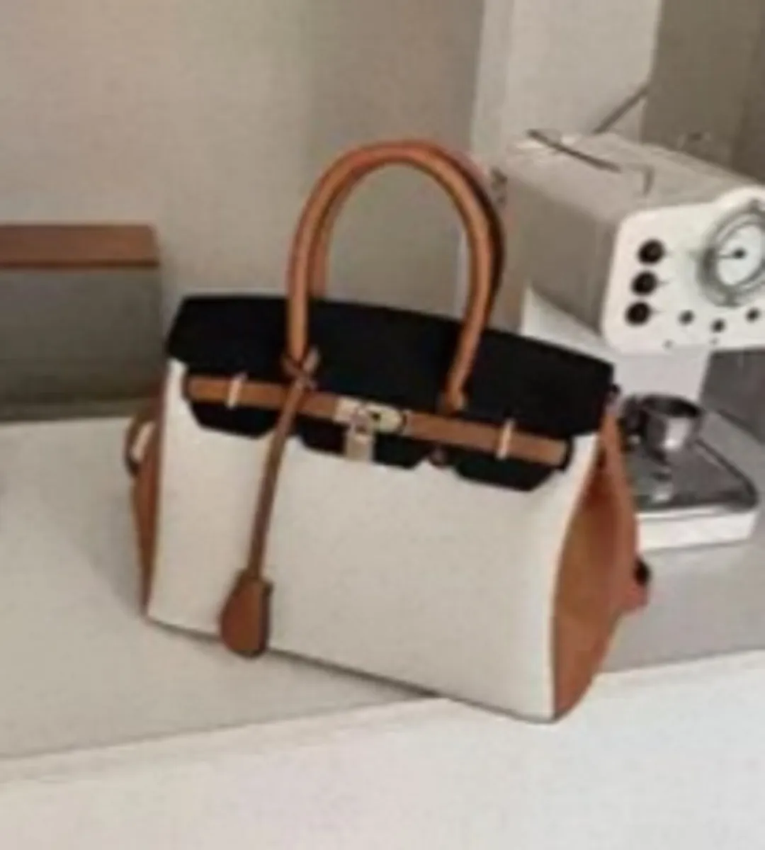 Ladies handbags - Image 1