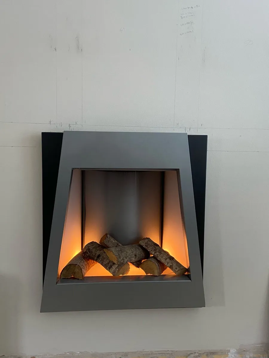 Flamerite recessed log effect electric fire - Image 1