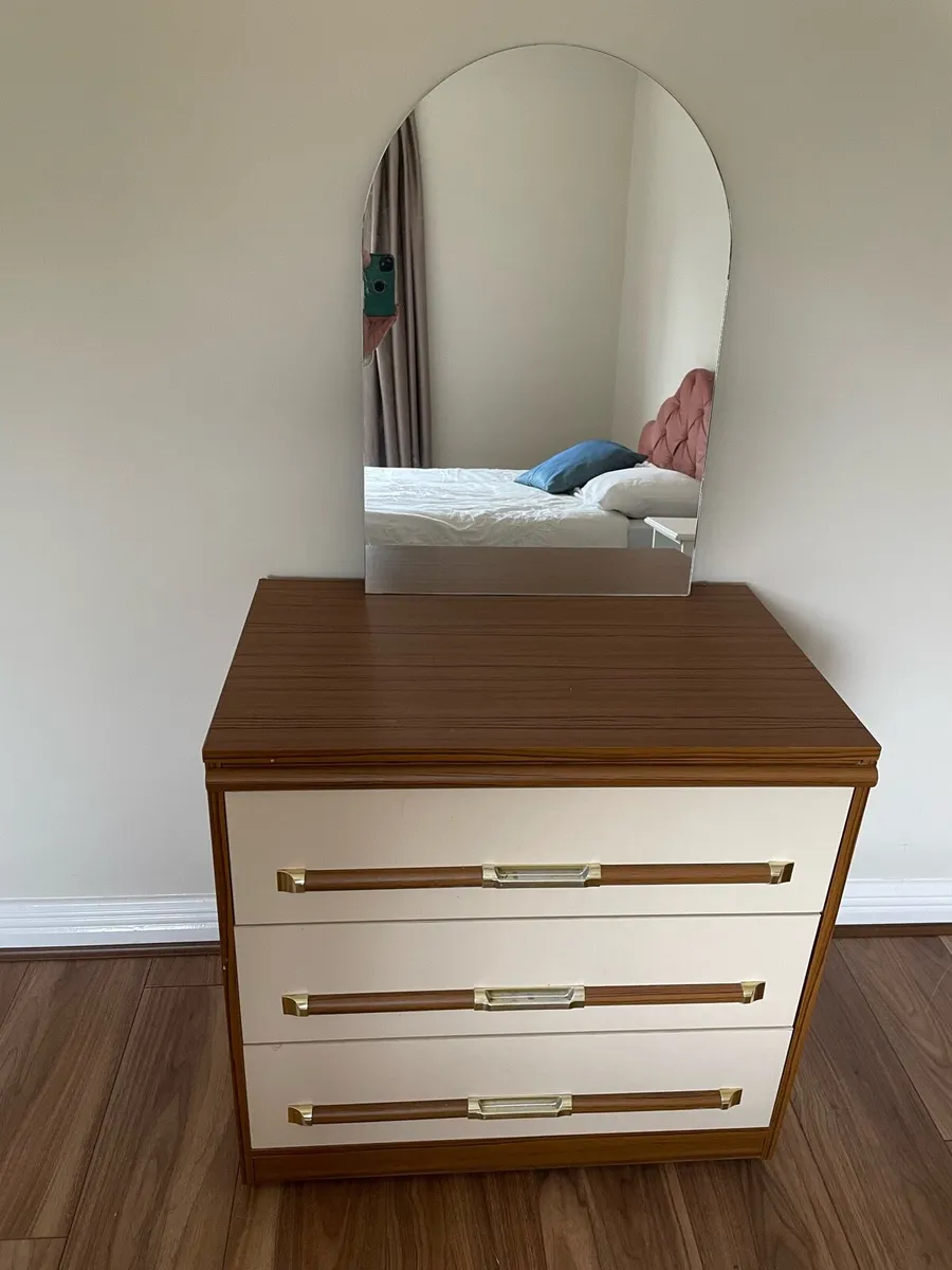 Wardrobe and dressing table - Image 2